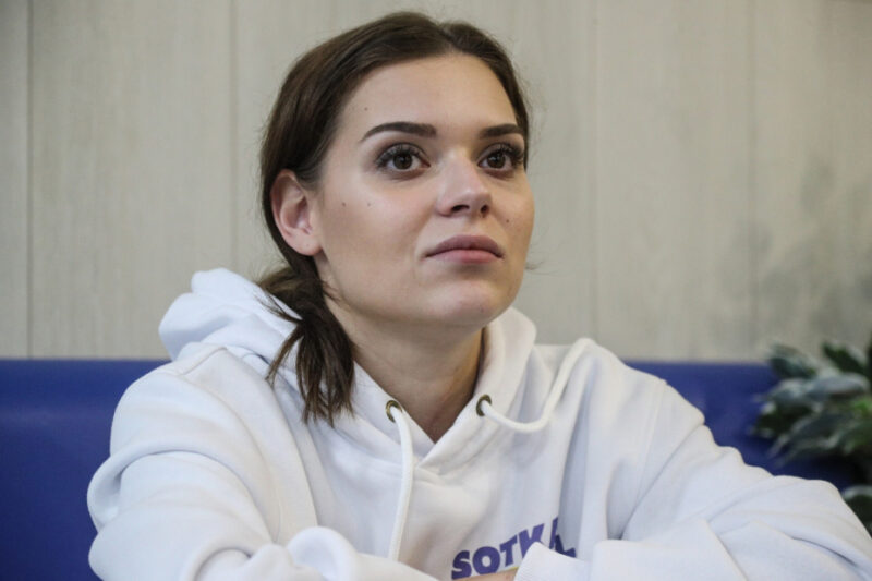 Аделина Сотникова в образе для фотосессии.