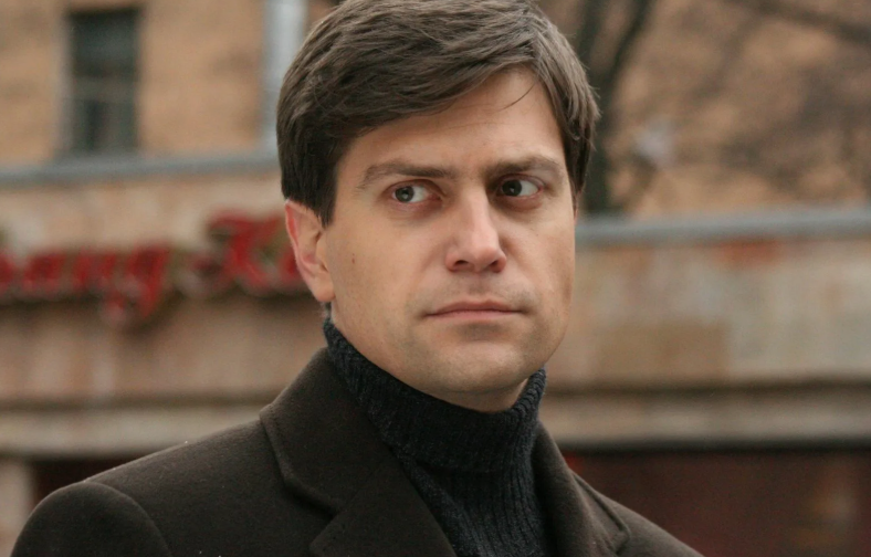 Ушёл от известной актрисы и воспитывает чужого ребёнка: что скрывает 48-летний Виталий Кудрявцев?