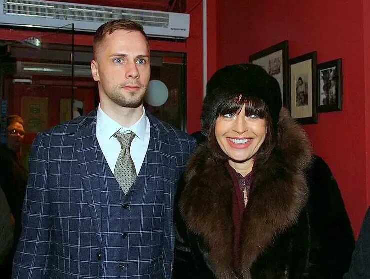 «Мам, ты надолго?»: как сын Алисы Мон, 36-летний Сергей, упрекает мать и живёт за её счёт