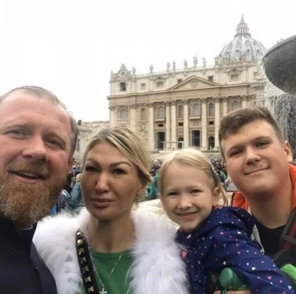 «Он снова предал семью»: почему 51-летний Константин Ивлев вновь остался один, и как его молодая жена смогла наладить отношения с детьми от первого брака?