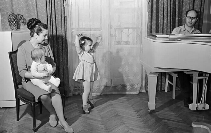 Галина Вишневская и Мстислав Ростропович с дочерями. 