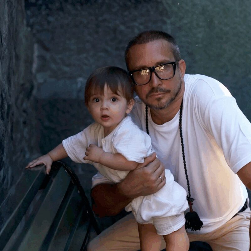 Данко с новорожденным сыном Эммануилом