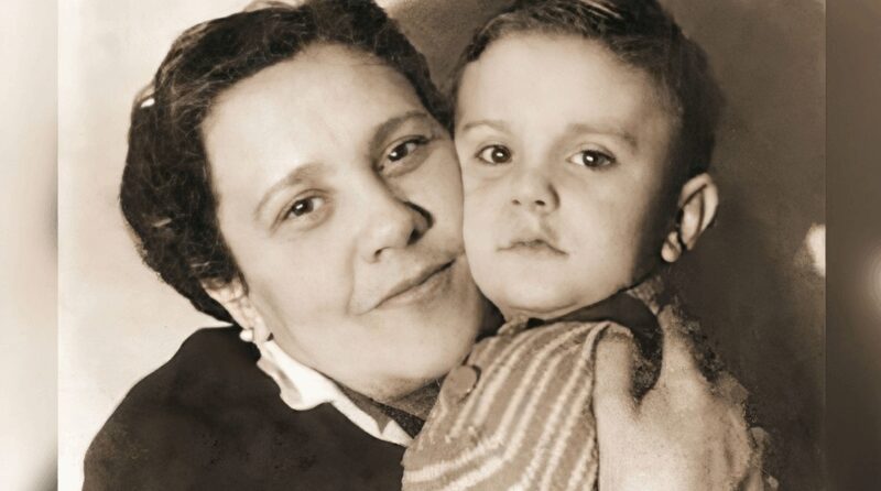 Никита Михалков в юности с матерью, Натальей Кончаловской, представительницей знаменитого рода.