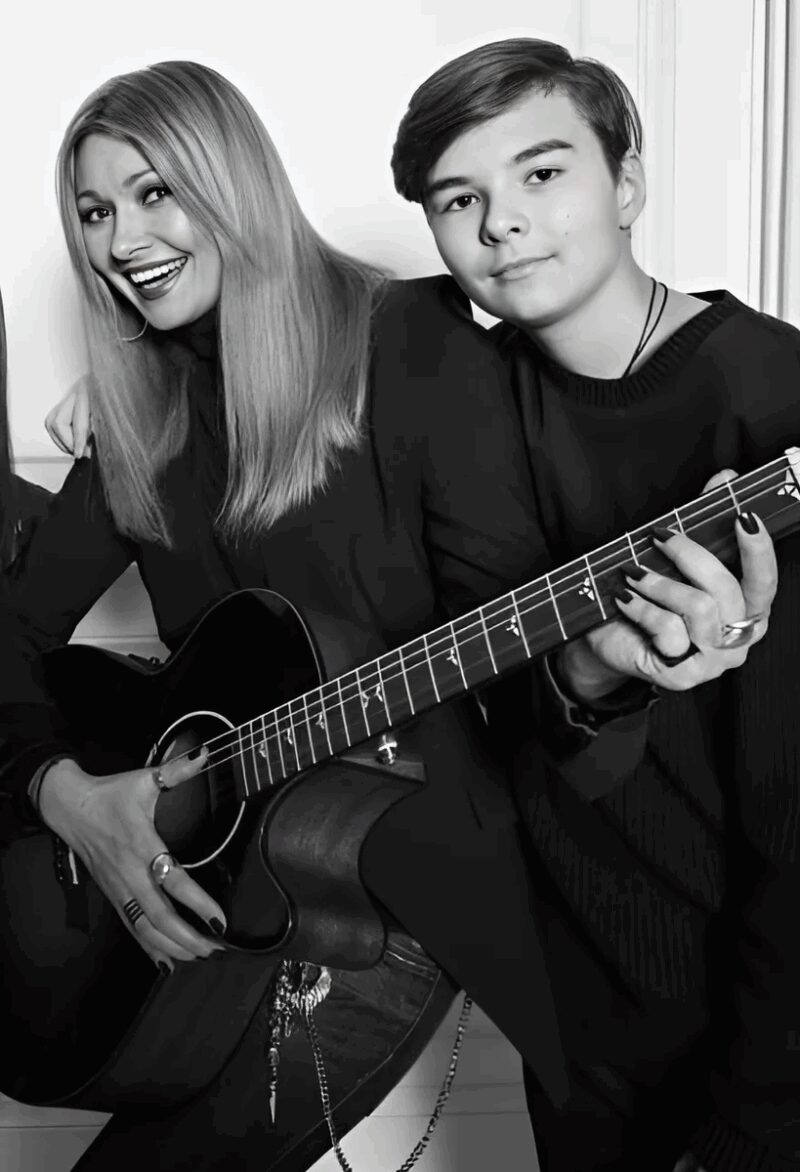 Анжелика Агурбаш с сыном Анастасом: крепкая связь сквозь годы.