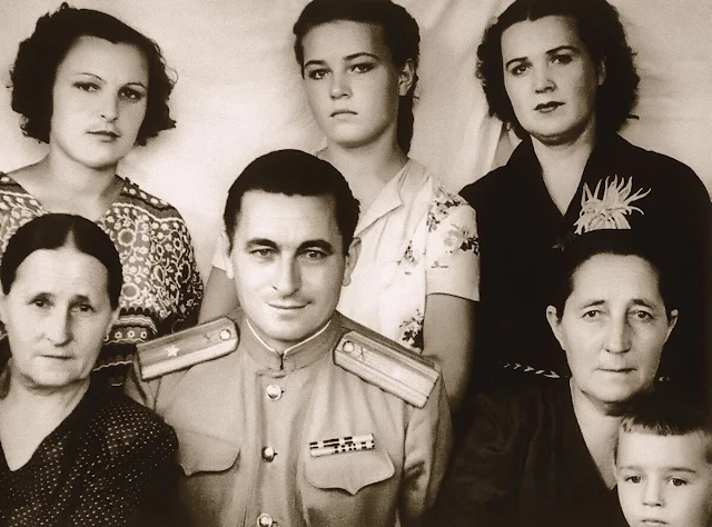 Семейный архив: Людмила Чурсина в кругу близких