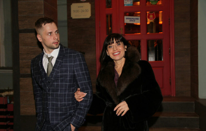 «Мам, ты надолго?»: как сын Алисы Мон, 36-летний Сергей, упрекает мать и живёт за её счёт