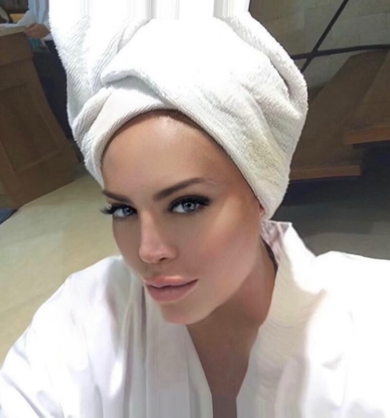 «Счастливой женщине пластика не нужна»: как 61-летняя Оксана Байрак обрела дочь и молодого мужа с разницей в 23 года