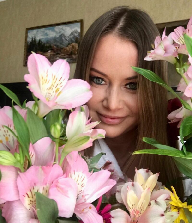 «Она притягивала взгляды, как магнит»: кем стала и как выглядит 50-летняя Ольга Сидорова, которую сравнивали с Даной Борисовой