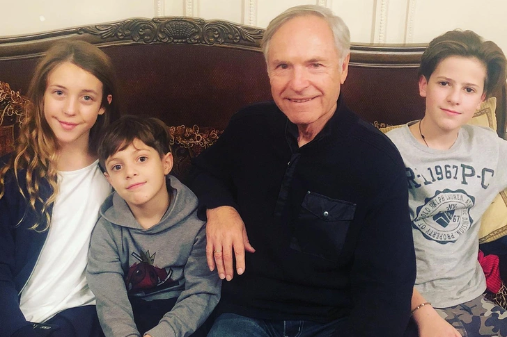 Нахапетов приезжает в Россию навестить внуков