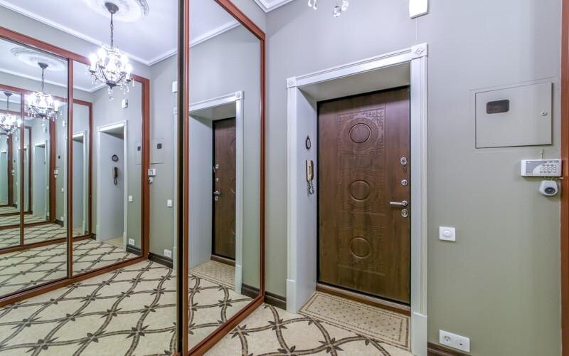 «Уютная классика — лучший стиль»: как выглядит трёхкомнатная квартира Светланы Немоляевой, где «живут» вещи с историей