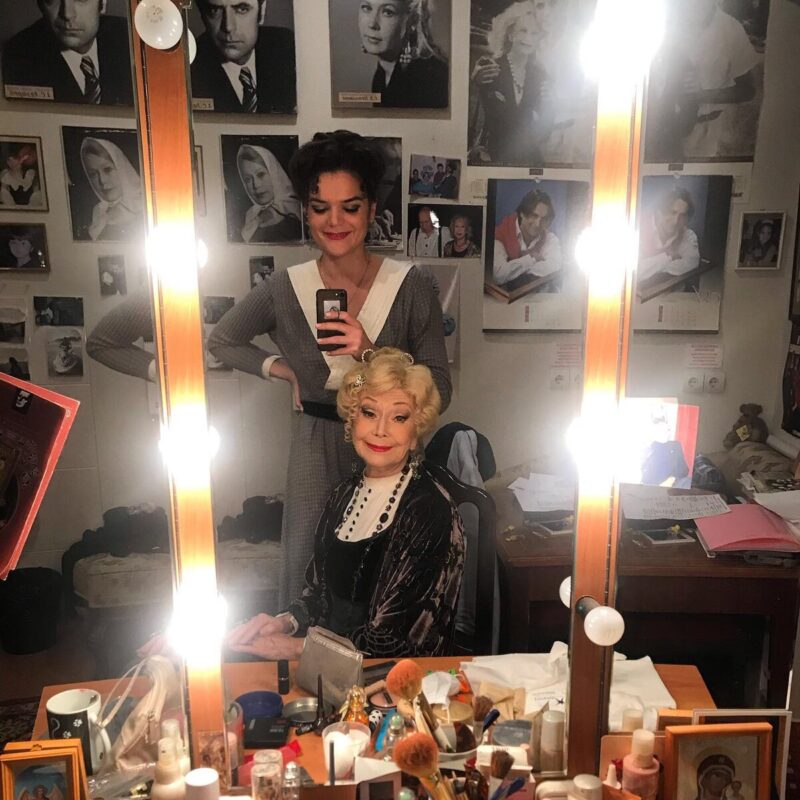 «Слишком высокая планка»: почему 35-летняя внучка Немоляевой до сих пор не замужем, а в сети обсуждают ее карьеру