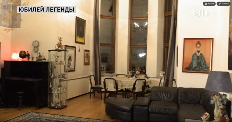 На третьем этаже дома находится зона отдыха с бильярдным столом и спортивными артефактами.