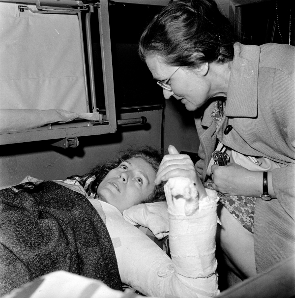 Возвращение Анны Герман из Италии в Варшаву 17 октября 1967 года, рядом с матерью.