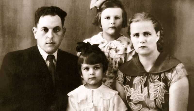 Ксения Архиповна с супругом Иваном и дочерьми Ириной и Татьяной.