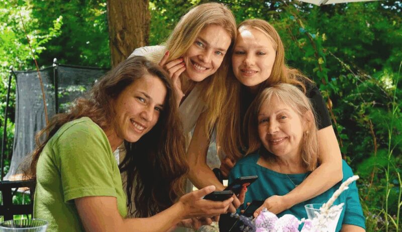 Наталья Водянова с мамой Ларисой и сёстрами Дженной и Кристиной