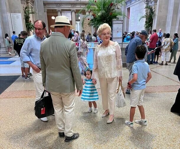 «Мне невероятно повезло»: почему сыновья Елены Малышевой не живут в России, но их жёны — «замечательные»?