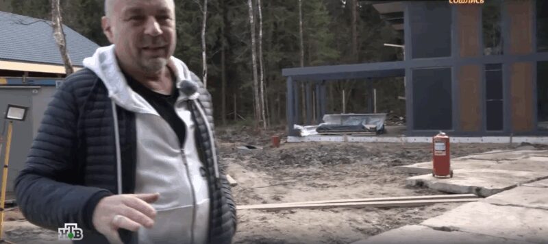 Проект дома предусматривает отдельные спальни для супругов.