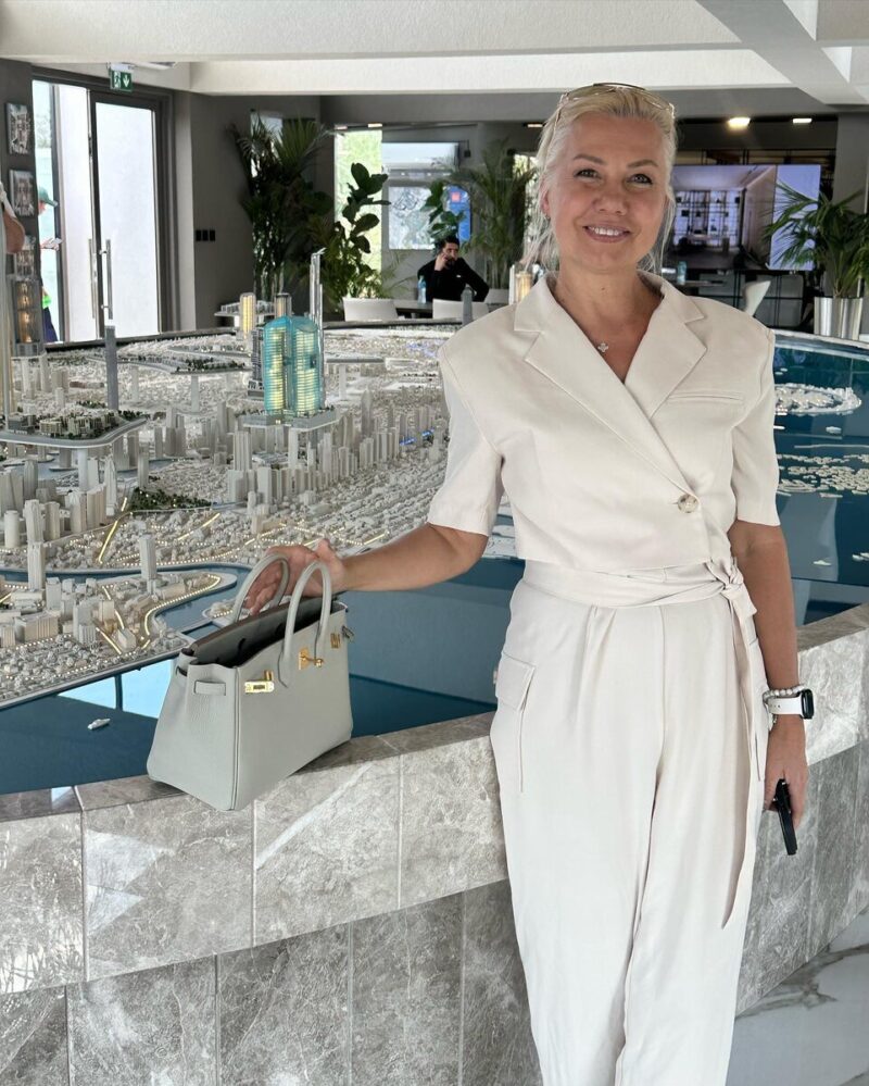 «Если бы не ты, меня бы не было»: как выглядит 58-летняя мама певицы Ханны, которую путают с ее сестрой