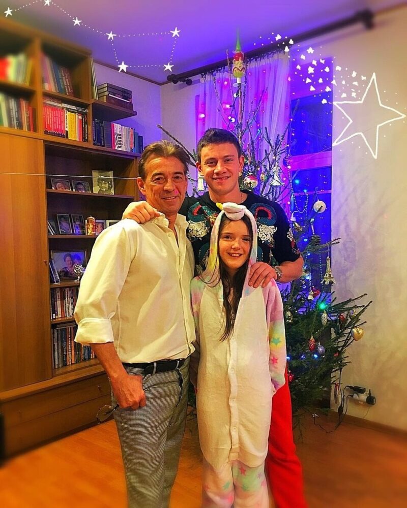 Михаил Добрынин в компании своего отчима и его дочери.