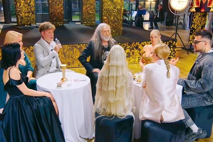 «Мне не стыдно и абсолютно все равно, что обо мне подумают люди. Кто эти люди? У нас полстраны пьет паленую самогонку, а Волочкова с бокалом дорогого вина и свежей клубникой — алкоголик! Мне не нужны капельницы. В личной жизни я имею право делать все, что хочу. Человек, который каждый день по три часа стоит на пуантах в зале, алкоголиком быть не может», — возмущалась балерина