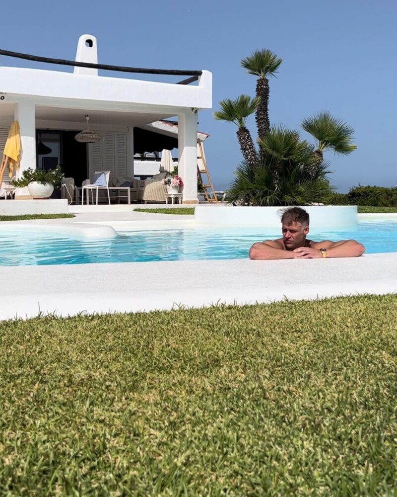 «Мой Дмитрий — магистр экономики»: как сейчас выглядит 43-летний сын 69-летней Натальи Андрейченко