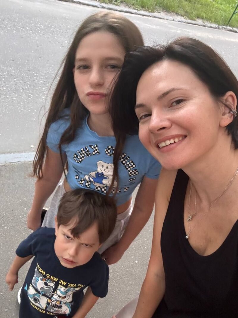 Екатерина Астахова с дочерью и младшим сыном.