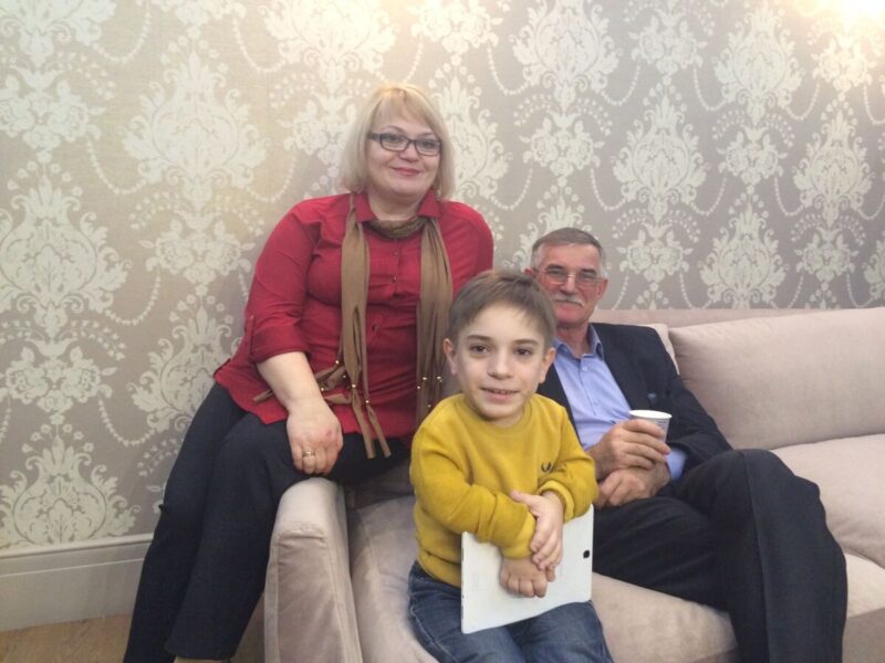 «Он не должен быть оторван от мира»: как живет 23-летний Данил Плужников, которого Дмитрий Нагиев вынес на руках