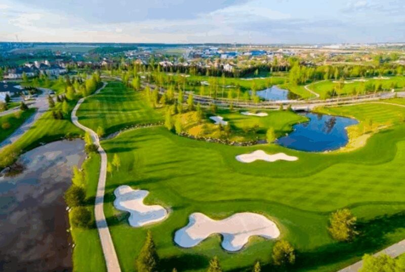 Панорамные окна наполняют дом светом и открывают вид на природные красоты.