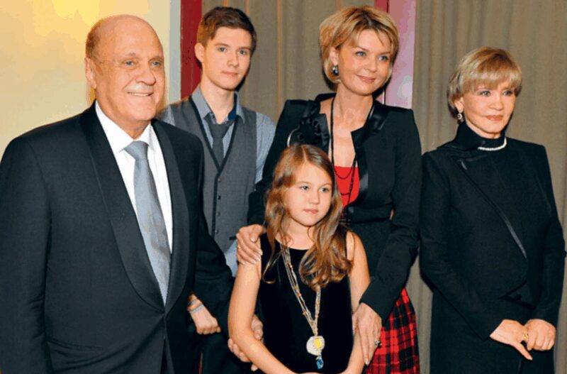 Владимир Меньшов в кругу большой и дружной семьи: жена, дочь и внуки.