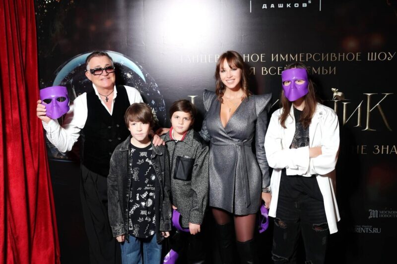 Дмитрий Дибров с Полиной и детьми, несмотря на развод, остаются близкими.