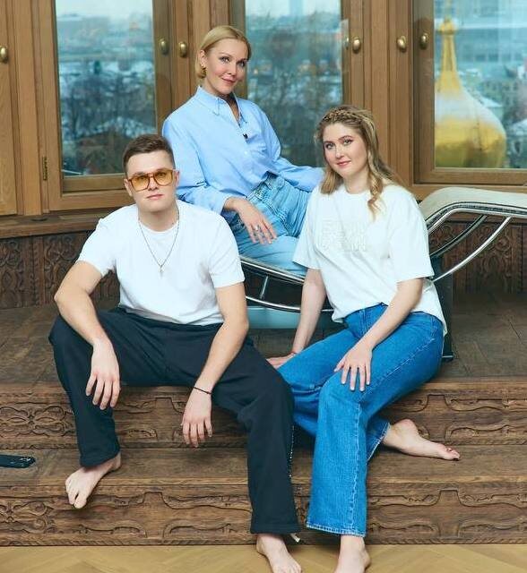 Екатерина с сыном и дочерью