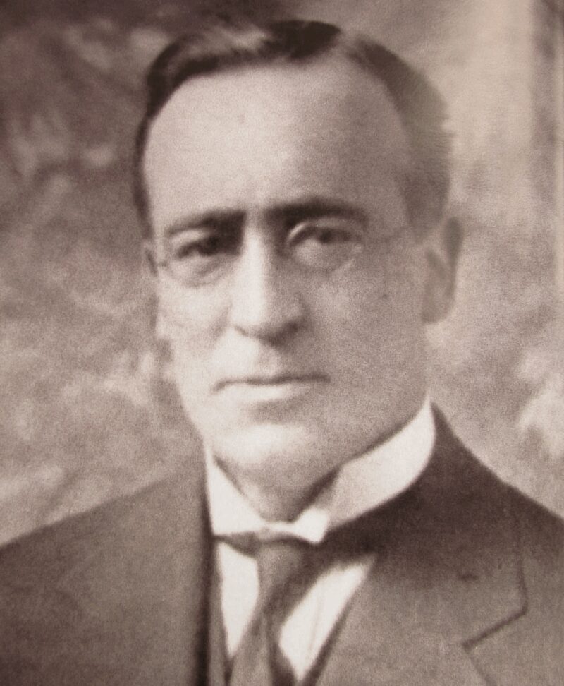 Отец будущего киносказочника Артур Роу, ирландец по происхождению.