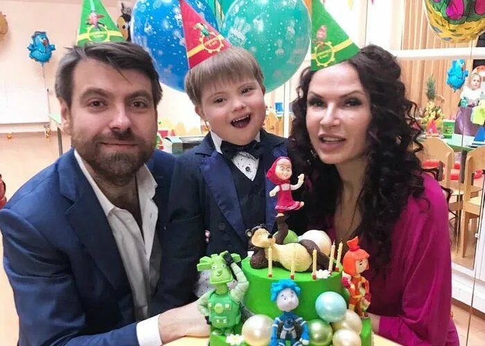 «Ей уже 56, а выглядит на 30!»: каким вырос «солнечный» сын Эвелины Блёданс, которого она родила в 42 года
