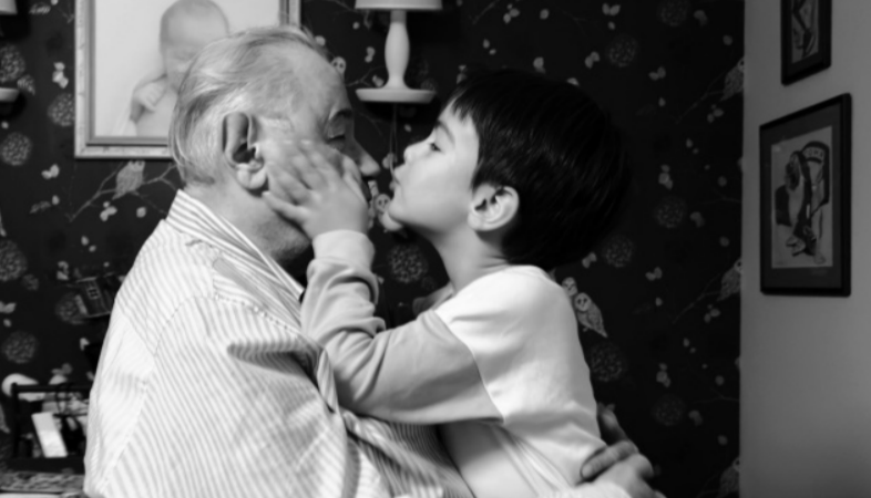 Евгений Петросян с сыном Ваганом, пытаясь оградить детей от излишнего внимания.