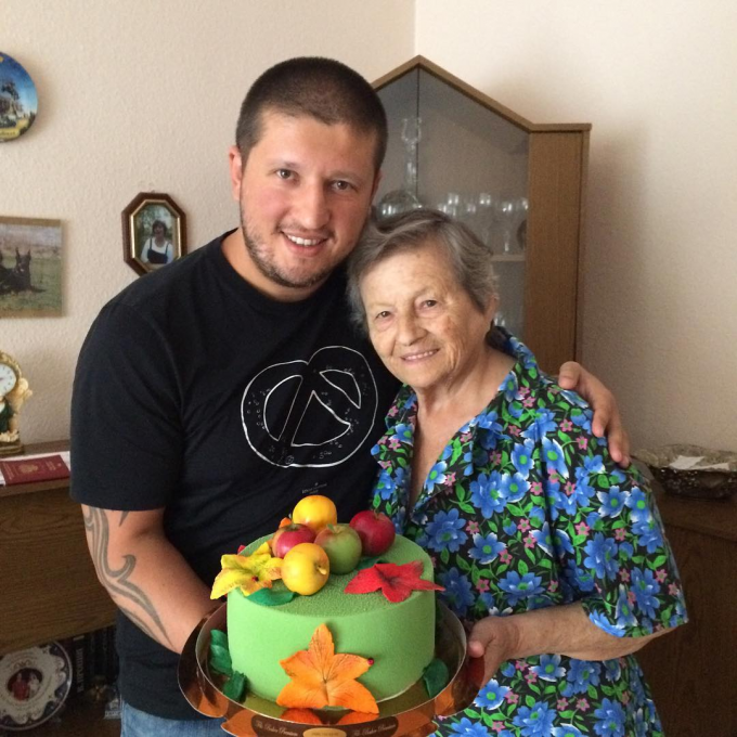 Юный Ренат Агзамов рядом с любимой бабушкой, привившей ему любовь к выпечке.