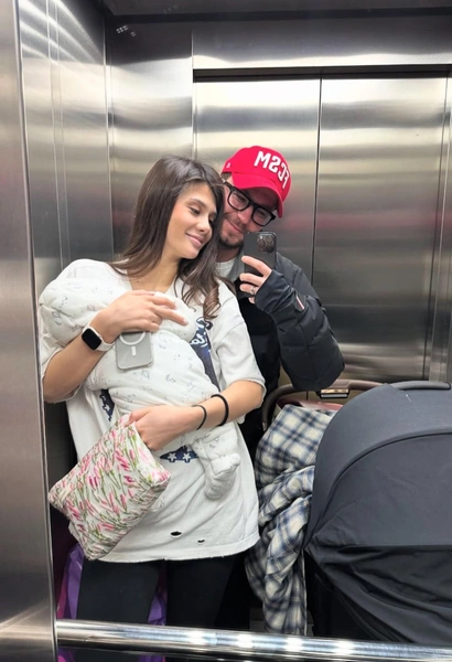 «Любимая жена, спасибо за сына! Ты — богиня! Я тобой горжусь, восхищаюсь и очень тебя люблю!» — обращался после рождения ребенка актер к супруге