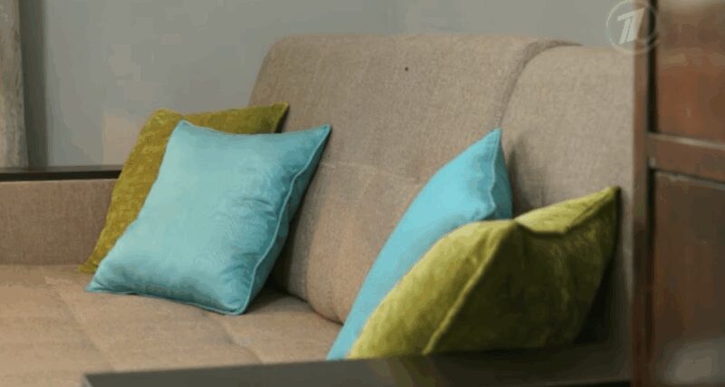 Изящный туалетный столик и тахта у окна в спальне Ирины Алфёровой