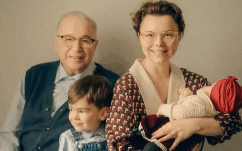 Евгений Петросян и Татьяна Брухунова с детьми, чьё родительство остаётся загадкой для многих.