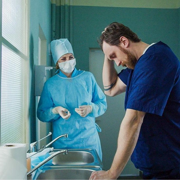 Якушев в роли неспящего годами хирурга в «Филине»