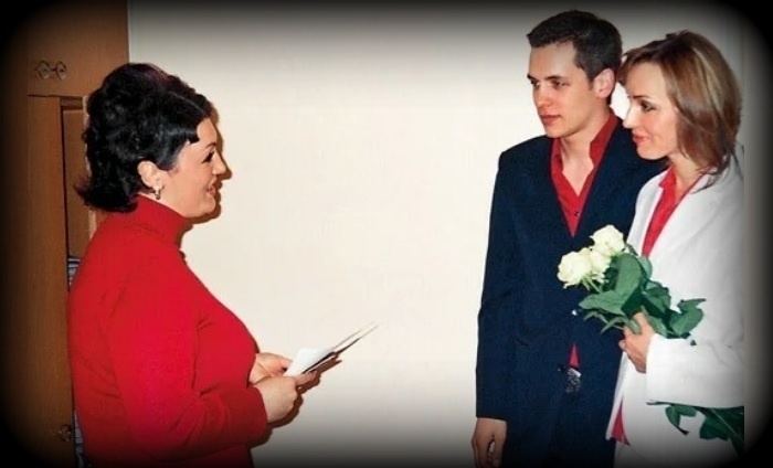 «Её слово — закон»: как 21-летний Асташёнок из «Корней» тайно женился на директоре старше на 13 лет