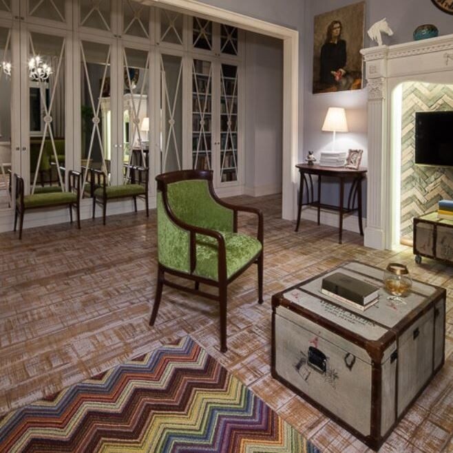 Романтичная спальня в бежевых тонах с фреской на стене