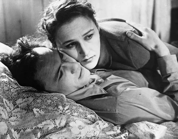 Нонна Мордюкова и Василий Шукшин в кадре фильма «Простая история», где между ними вспыхнули чувства.