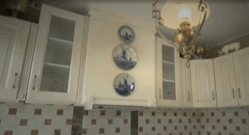 «Дизайнеры забыли, что я не баскетболистка»: как выглядела квартира Ларисы Голубкиной, которую она берегла 37 лет после ухода Миронова