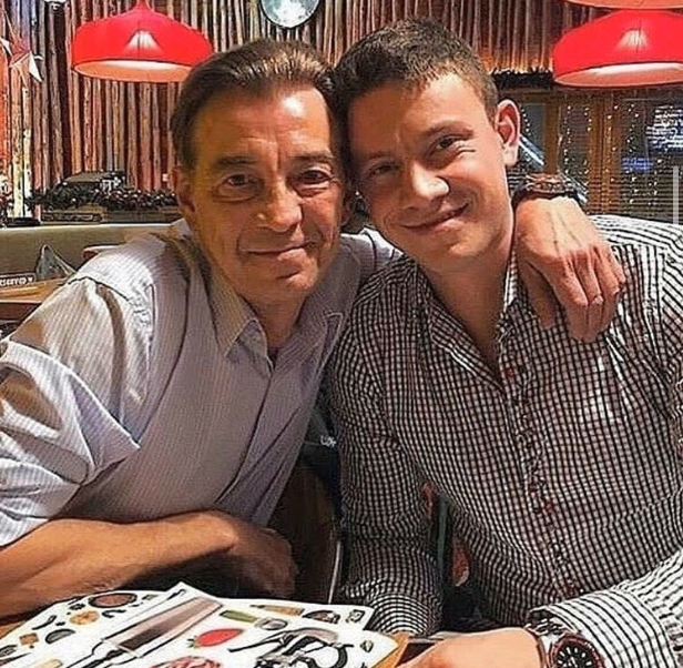 Николай Добрынин и Михаил, когда мальчик ещё не знал всей правды.