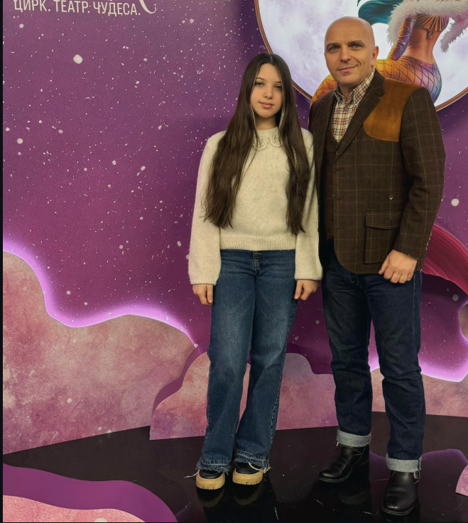 «Я для неё — просто кошелёк»: чем обернулся первый брак Александра Шоуа и как он общается с 25-летней дочерью