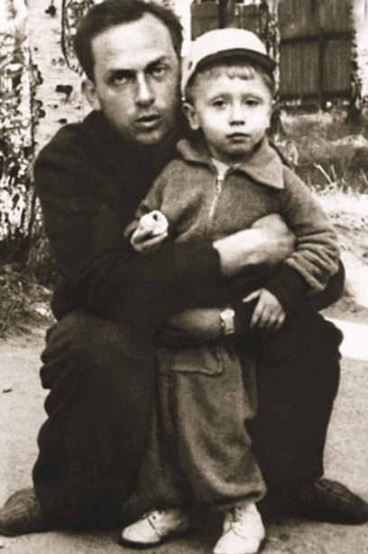Анатолий Успенский с сыном Владимиром, которого воспитывал в одиночку.