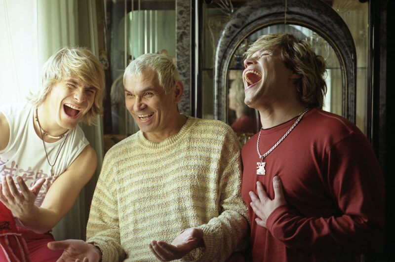 Бари Алибасов в окружении участников группы «На-На».