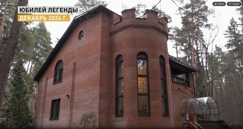 Кубки и медали хранятся в спортивных сумках или убраны подальше.