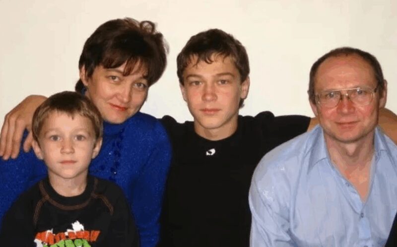 Юрий Борисов в детстве с родителями и младшим братом
