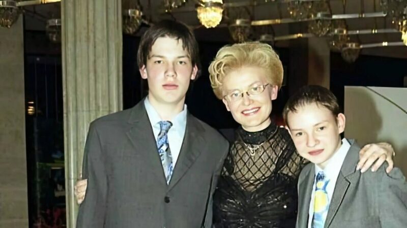 «Мне невероятно повезло»: почему сыновья Елены Малышевой не живут в России, но их жёны — «замечательные»?